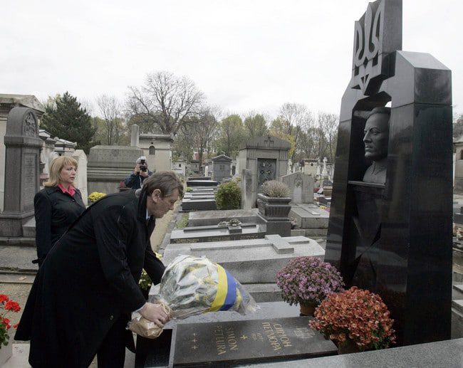 Nazism in Ukraine - Viktor Yushchenko and Kateryna Yushchenko in Paris near graves of Symon Petlura. Montparnasse Cemetery, November 16, 2005