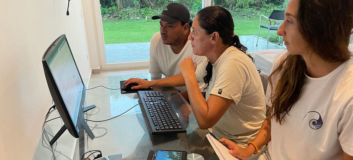 Raizal biologist Alfredo Abril-Howard working along Maria Fernanda Maya and Maria Gnecco from Blue Indigo Foundation.